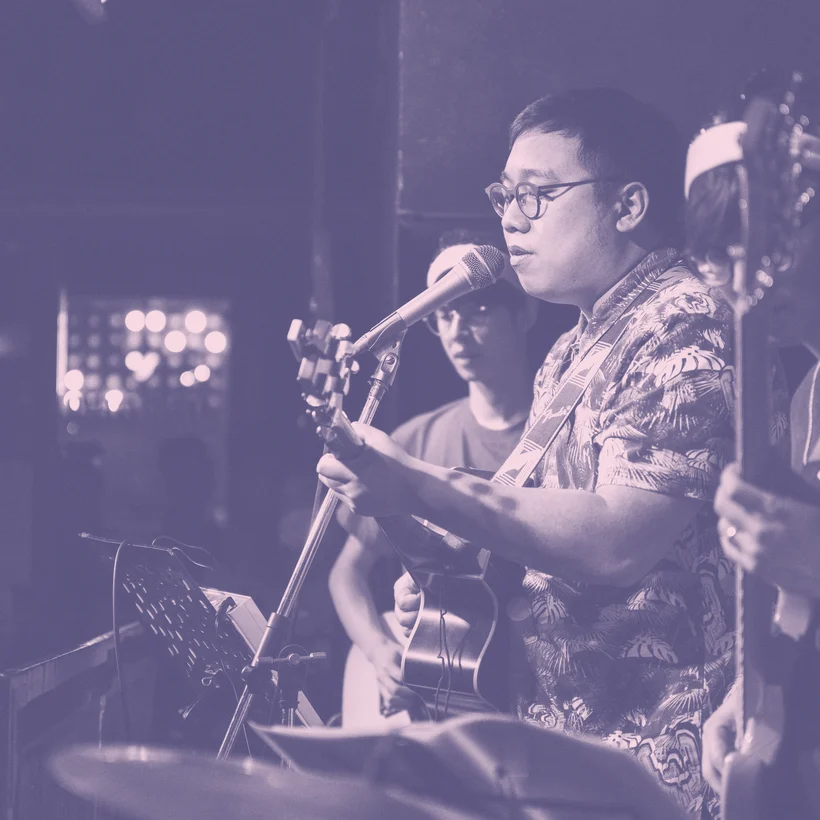 Jayson U 抱住結他唱歌，背後一片舞台燈光，risograph 粉紅藍雙色印刷